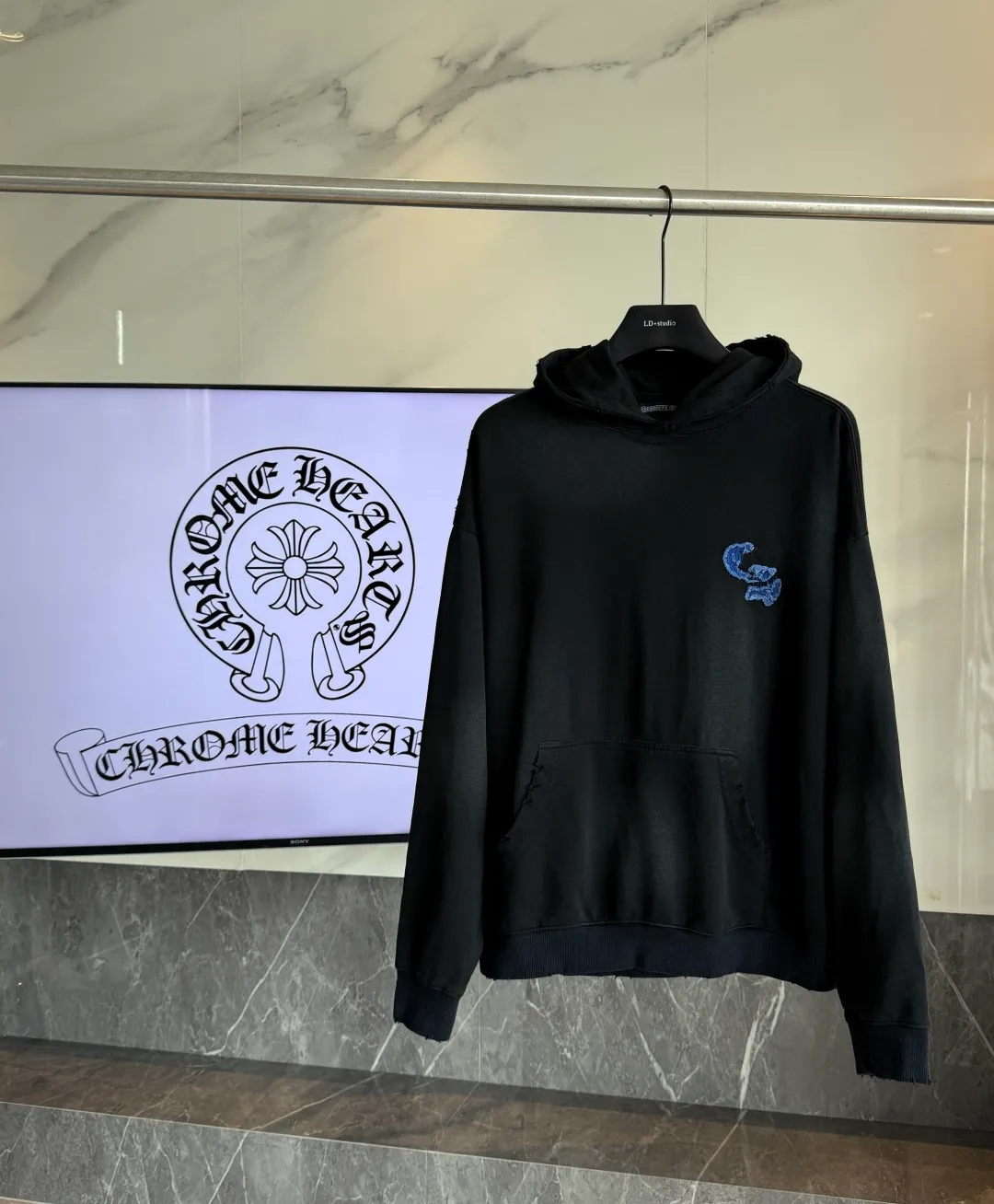 P320 🔥🔥🔥ceiling level 𝗖𝗵𝗿𝗼𝗺𝗲 𝗛𝗲𝗮𝗿𝘁𝘀/Cro Heart 2025 cross patch embroidery summer new original single counter American acid washed distressed laser burnt patch embroidery couple casual hooded sweatshirt 👑The highest version! Customized fabric 440g tripe terry fabric! American acid-washed and distressed original fabric laser burnt ✟appliqué embroidery and exquisite embroidery of letters! The best-selling model at the counter. It is very comfortable to wear. It is low-key yet luxurious. It is very classy when worn. The large size and tailoring are needless to say. The upper body is exquisite and vivid. 👍High-end first-class materials. A truly palace-level product. The cotton from Turkey is of outstanding quality. After heavy washing, the clothes are very soft! Not picky, the upper body is absolutely stylish and extremely luxurious. Auxiliary materials: The original model has been authenticated and labeled ➕100% silk washed with water label. Genuine purchase-grade original hangtag➕matching hanging rope➕3D hanging beads➕original packaging bag. Craftsmanship: The original version has consistent wiring! The highest version of the armhole matching technique! Countless times of pattern making to 100% restore the original appearance! The correct version is the same for men and women, super eye-catching, super good-looking, and super atmospheric! Color: White Black Royal Blue Size: S-XL